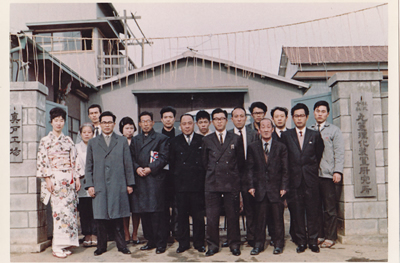社員集合写真
社員集合写真